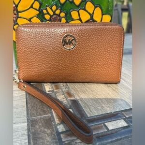 EUC Michael Kors Pebbled Leather Wristlet Wallet in Brown-Zero Call Outs!